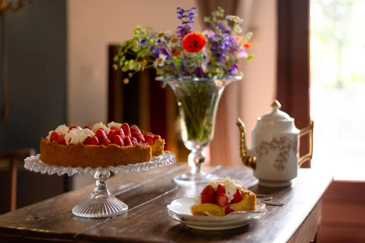 La Pierre Rouge Bed & Breakfast Floressas 0*,  France