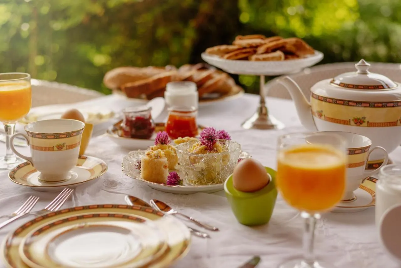 La Pierre Rouge Bed & Breakfast Floressas